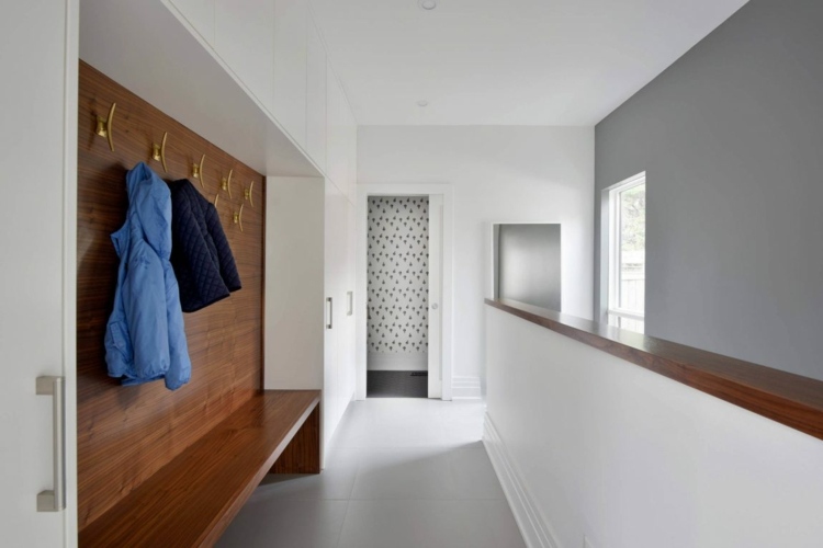hvid-køkken-garderobe-frakke-krog-bænk-enkel-hall-moderne-grå-væg-farve