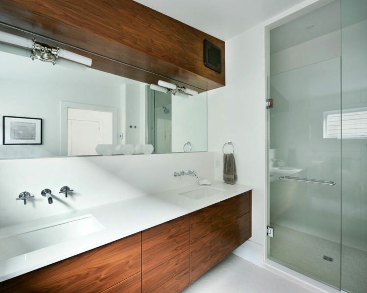 hvidt-køkken-badeværelse-møbler-moderne-bruser-glas-spejl-dekoration