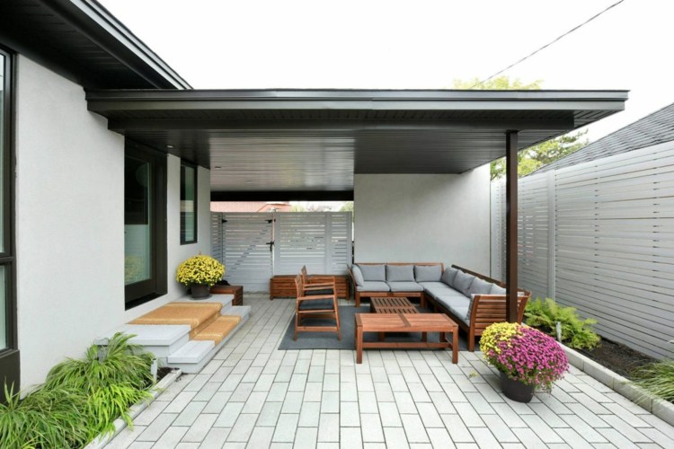 hvidt-køkken-stue-siddepladser-udendørs-område-pergola-tagdækning-moderne