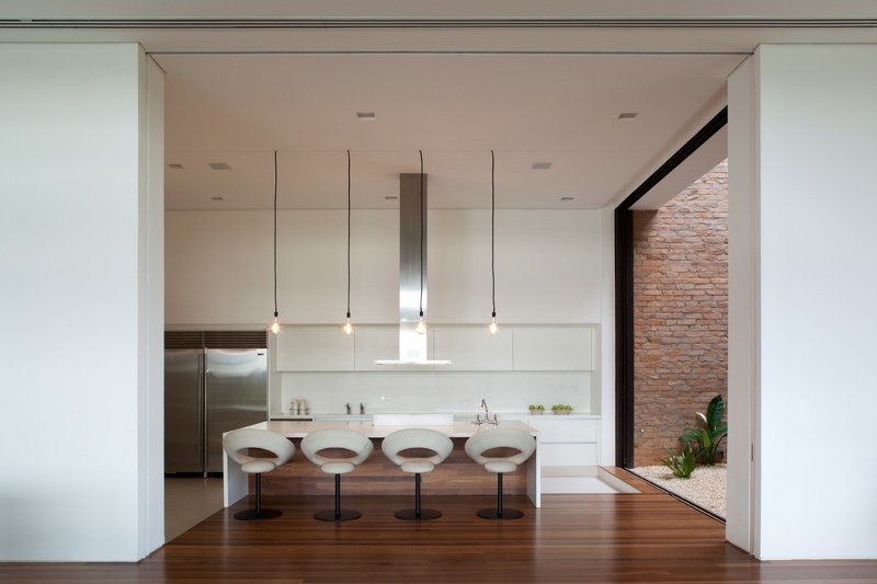 hvide møbler teak køkken moderne minimalistisk stål accenter stole tæller