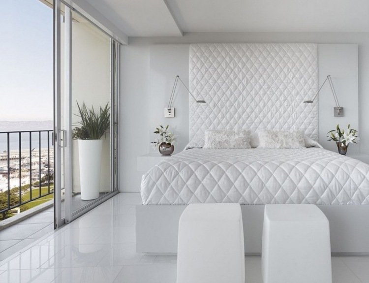 Hvide soveværelsesmøbler l-stil-design-minimalistisk-polstring-helt-hvid-terrasse-havudsigt