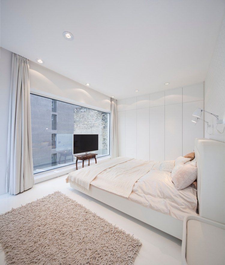 Hvide soveværelsesmøbler -stil-design-minimalistisk-højglans-vindue-fjernsyn