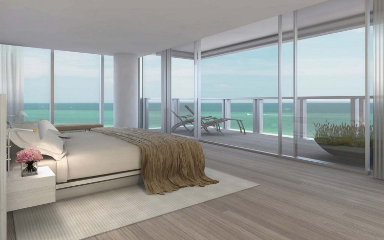 Hvide soveværelsesmøbler -stil-design-minimalistisk-vindue-strand-hav-ferie-trægulv-stort