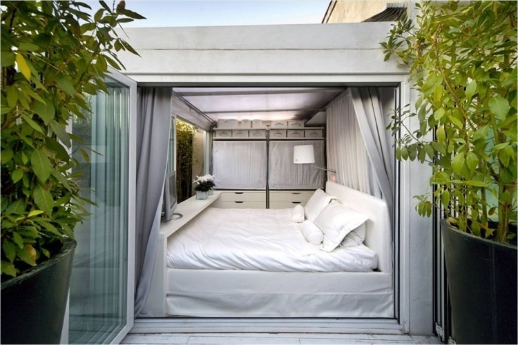 Hvide soveværelsesmøbler stil-design-minimalistisk-have-vindue-appelsintræer-grå