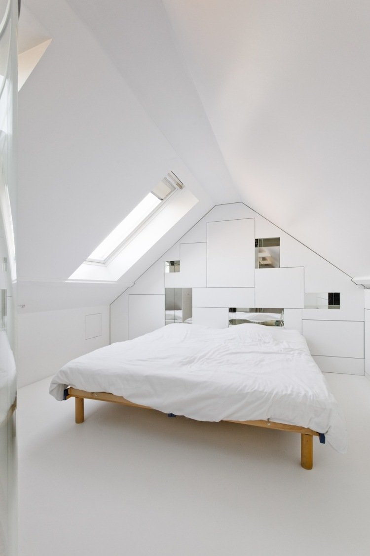 hvid-soveværelse-møbler-stil-design-minimalistisk-skrånende-tag-skrånende-garderobe-træ