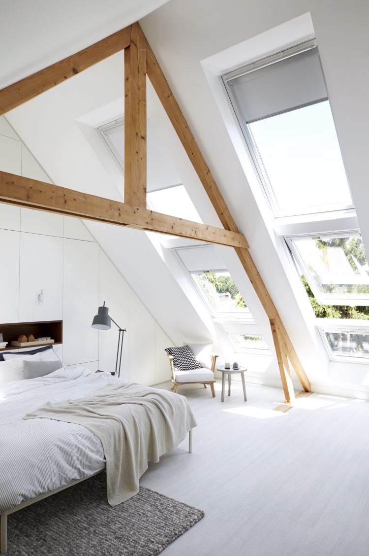 hvidt soveværelse-møbler-stil-design-skandinavisk-skrånende-tag-træ-tagholder-hvidt-gulv-ovenlysvindue