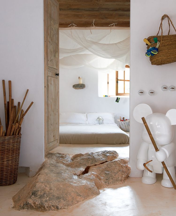 hvid-soveværelse-møbler-stil-design-moderne-rustik-bland-træ-sten-flettet-madras