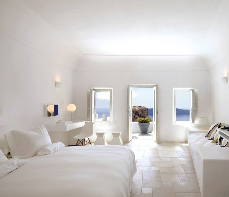 hvidt soveværelse-møbler-stil-design-middelhavs-sten-gulv-kalksten-udsigt-hav