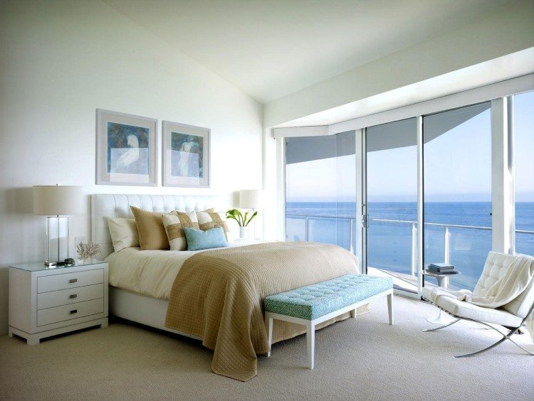 hvidt soveværelse-møbler-stil-design-middelhavs-strand-turkis-sengebord-vindue