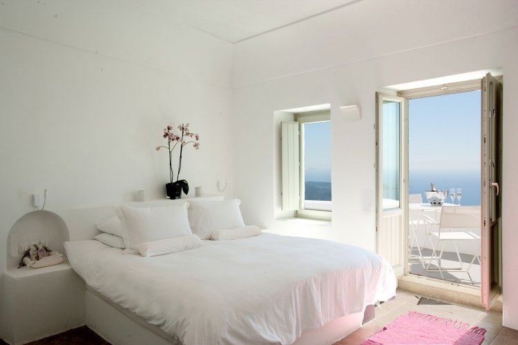 hvidt soveværelse-møbler-stil-design-middelhavet-havudsigt-ferie-dejligt vejr