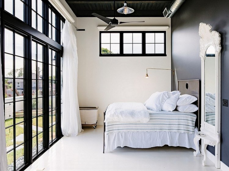 hvidt-soveværelse-møbler-stil-design-industrielt-design-sort-væg-vintage-spejl-gitter-vinduer