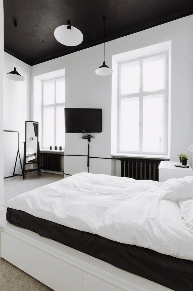 hvidt soveværelse-møbler-stil-design-industrielt-design-sort-loft-lamper-radiatorer