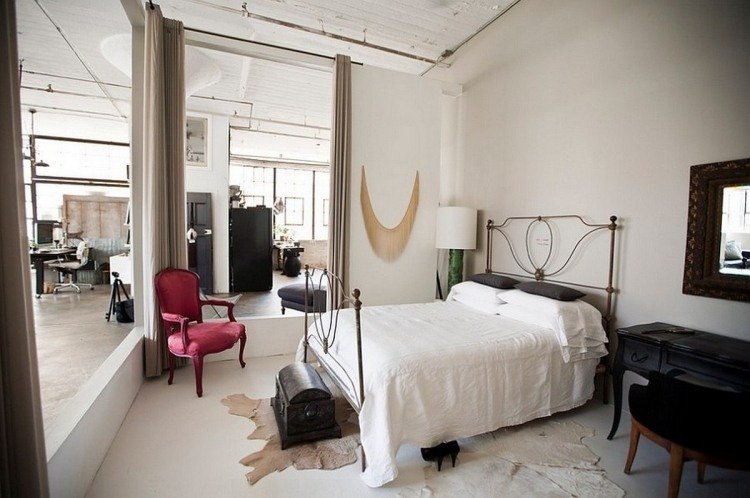 hvidt-soveværelse-møbler-stil-design-industrielt-design-metal-seng-sort-lilla-lænestol
