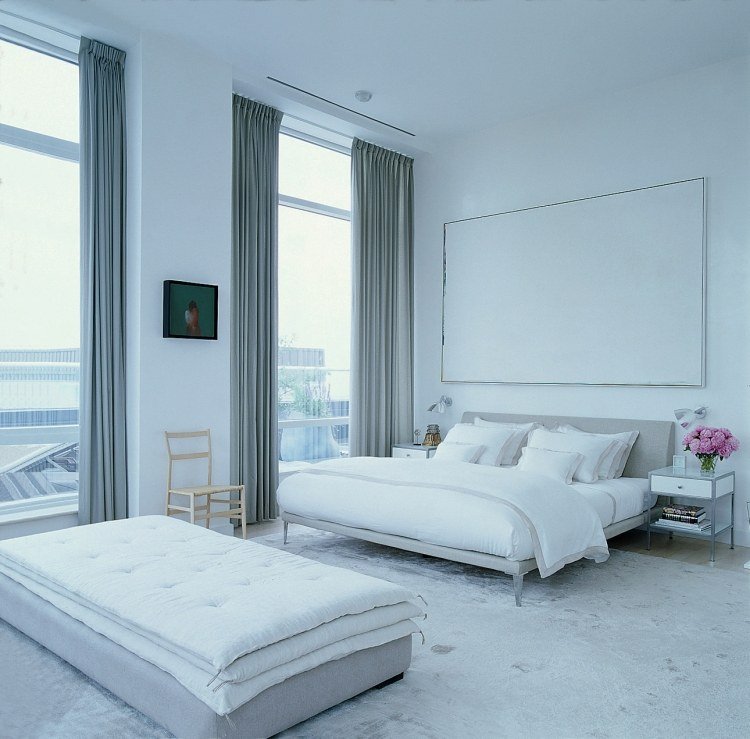 hvidt soveværelse-møbler-stil-design-traditionel-gra-gardiner-blomster-sengebord-højt til loftet