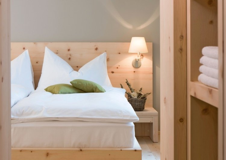hvid-soveværelse-møbler-stil-design-traditionel-træ-sengelinned-sengelampe-pude