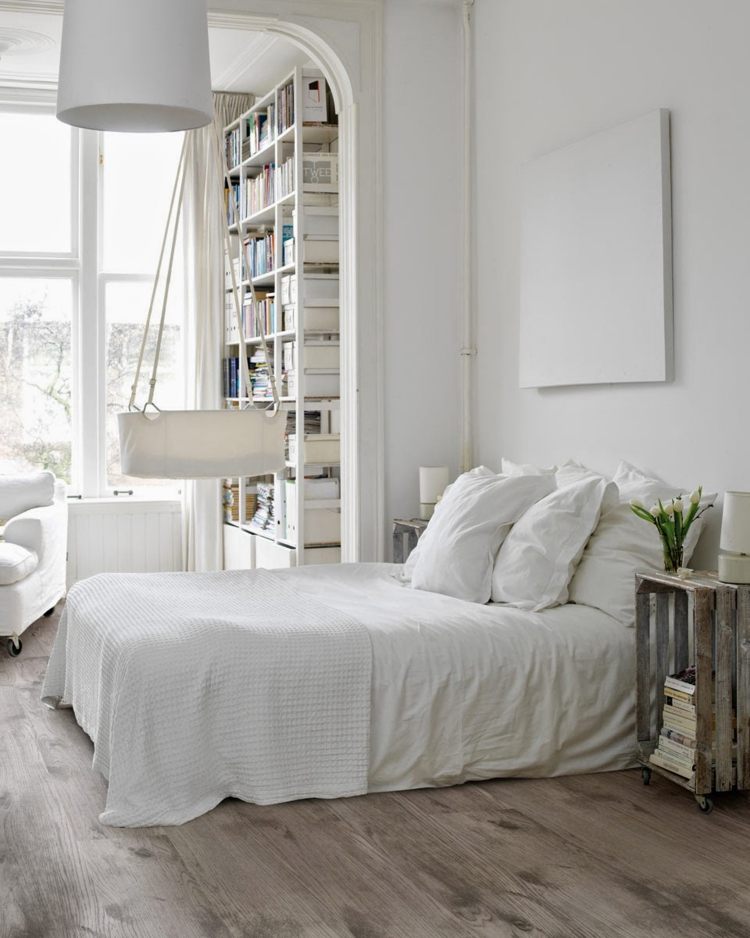hvid-soveværelse-møbler-stil-design-skandinavisk-enkel-træ gulvhængende lampehylde