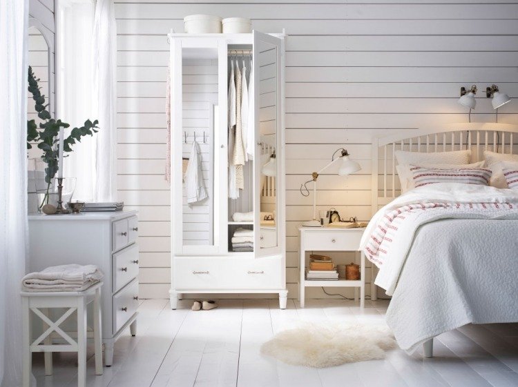 hvidt soveværelse-møbler-stil-design-skandinavisk kommode-skab-sengebord-sengetøj-vægbeklædning-sengelampe