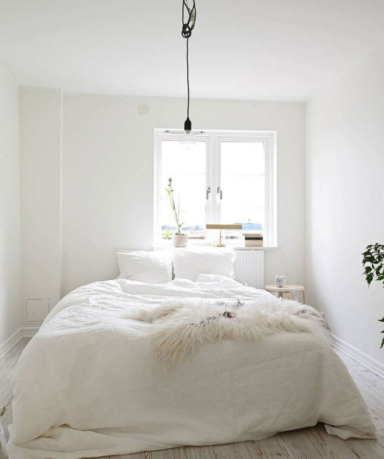 hvid-soveværelse-møbler-stil-design-skandinavisk-trægulv-almindelig-vindueslampe-pude-loft-stor