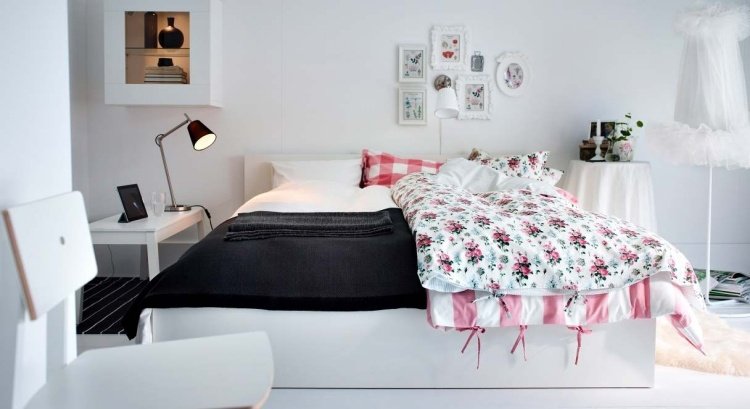 hvid-soveværelse-møbler-stil-design-skandinavisk-loft-pink-roser-ikea-gulvlampe