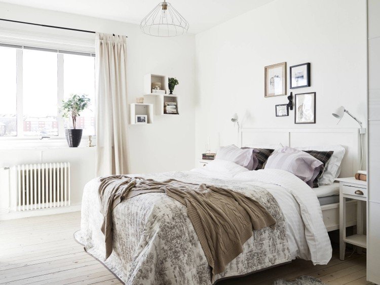 hvidt soveværelse-møbler-stil-design-skandinavisk-sengetøj-loft-billeder-grå-vinduesgardiner