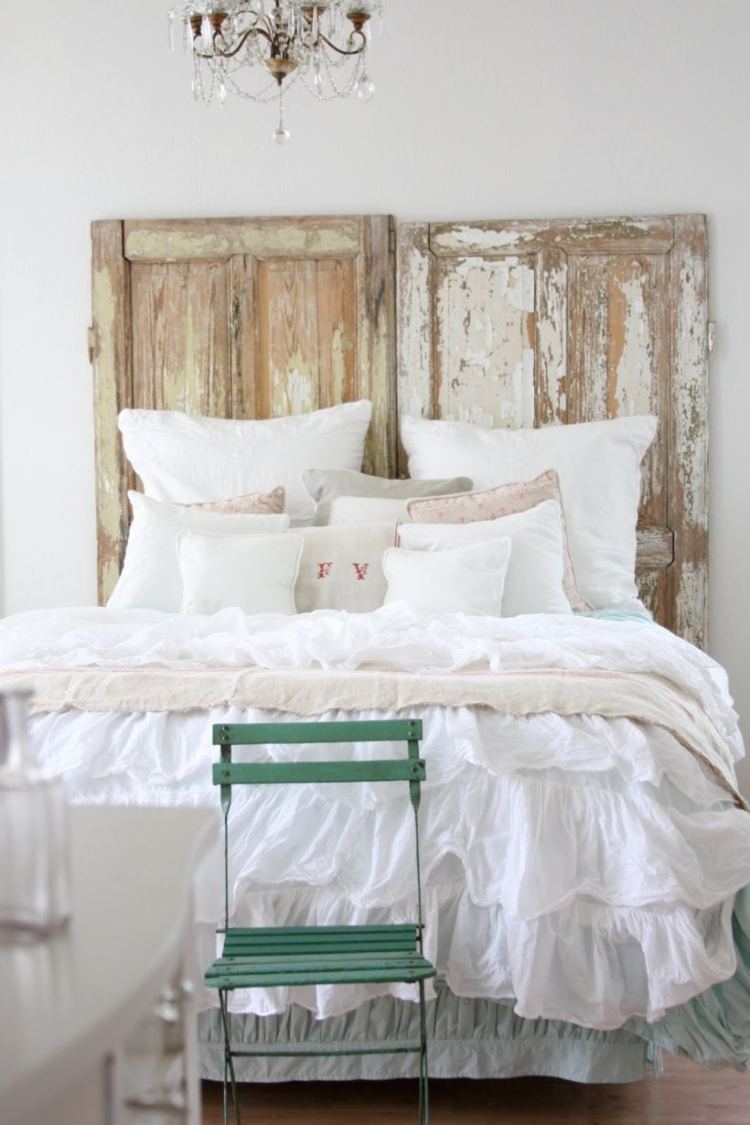 hvidt soveværelse-møbler-stil-design-skandinavisk-loft-blonder-sengegavl-træ-gammel-dør-lysekrone