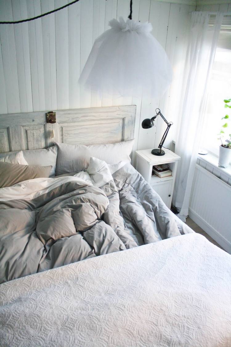 hvid-soveværelse-møbler-stil-design-skandinavisk-sengegavl-træ-lampeskærm-luell