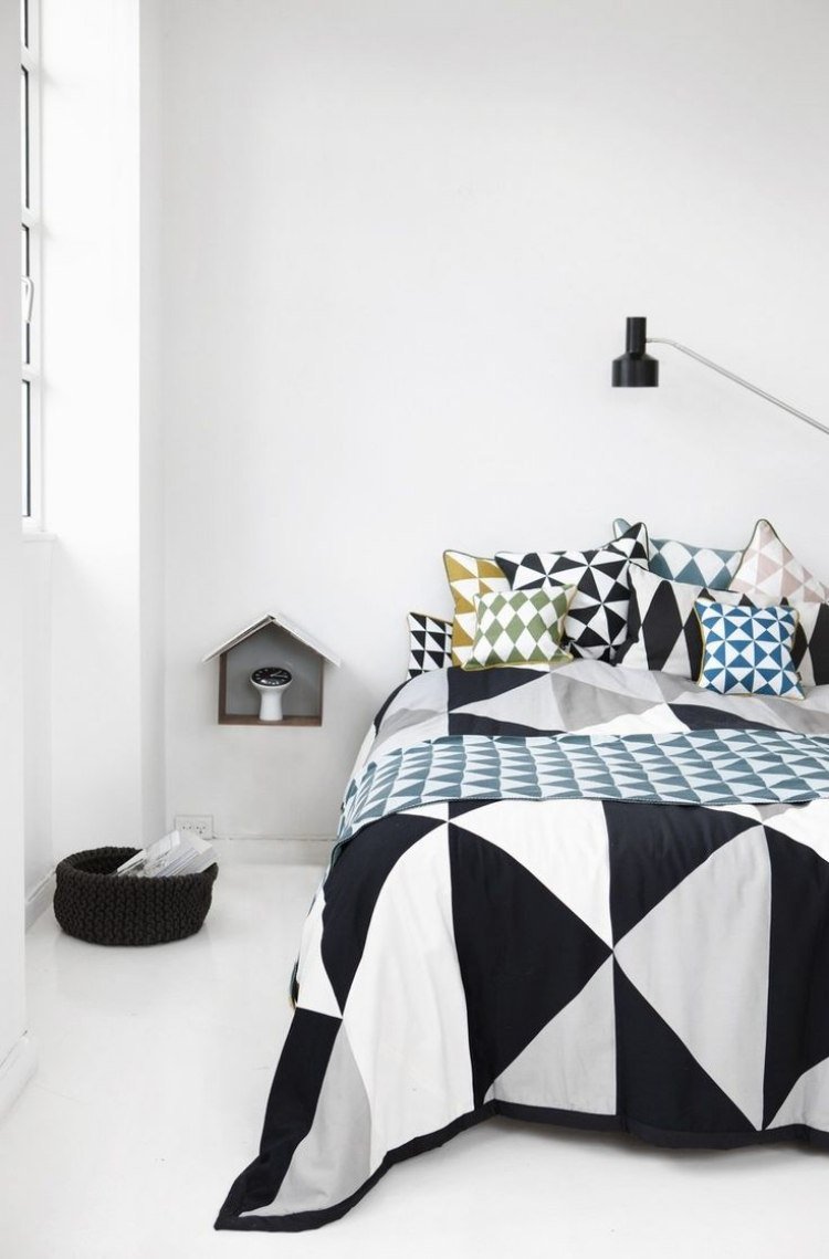 hvidt soveværelse-møbler-stil-design-skandinavisk-loft-mønster-patchwork-lampe-fuglehus