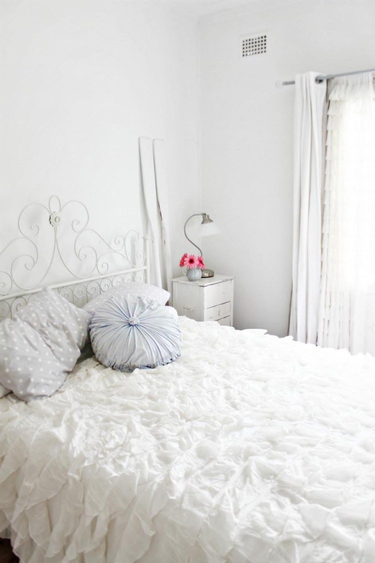 hvid-soveværelse-møbler-stil-design-traditionel-blonder-loft-puder-vinduer-små-gardiner
