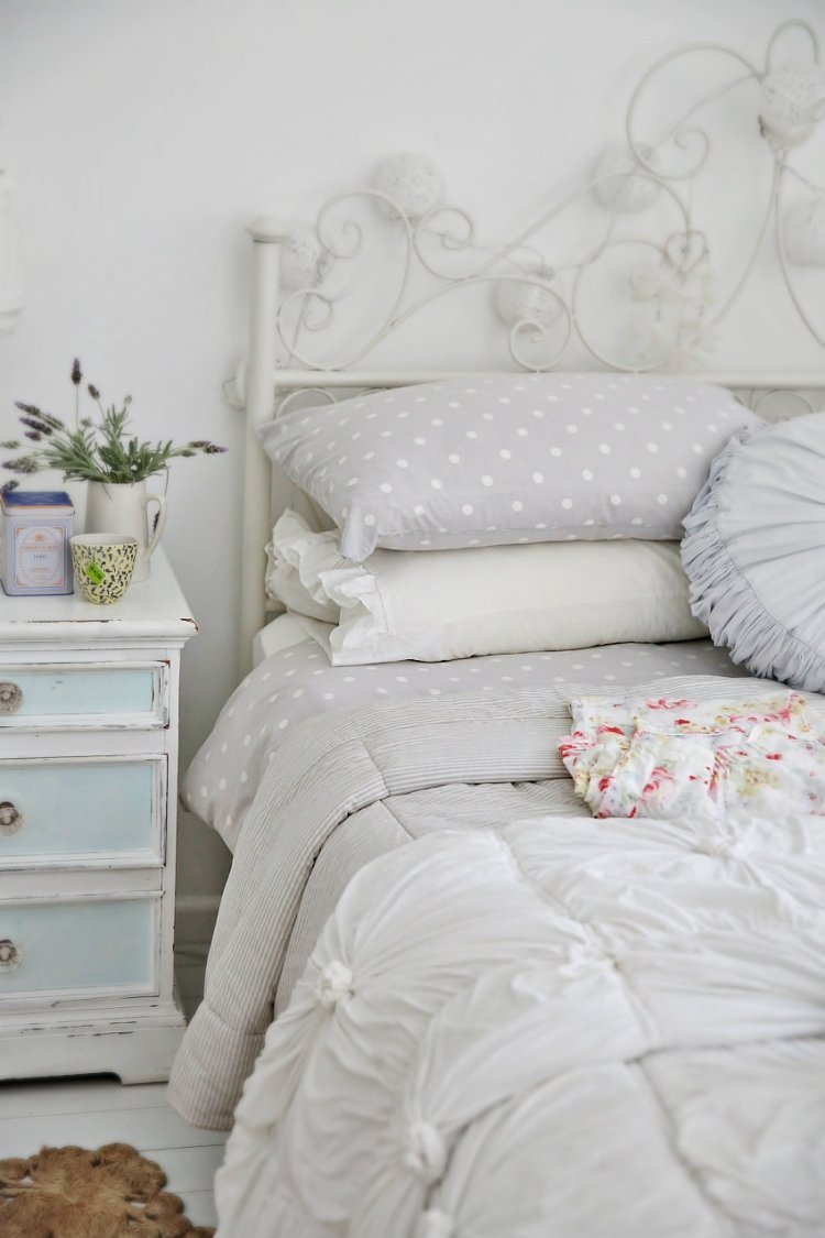 hvidt soveværelse-møbler-stil-design-traditionel-metal-seng-gammel-pude-sengebord