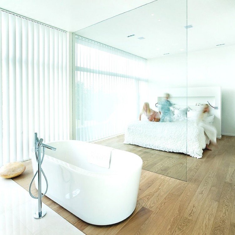 Hvide soveværelsesmøbler -stil-design-minimalistisk-glas væg-badekar-børn-vindue-trægulv