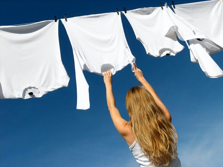 hvidt vasketøj tør hvidt igen i solen i stedet for tørretumbleren