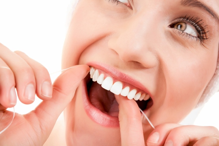 pleje-tænder-ung-kvinde-tandtråd