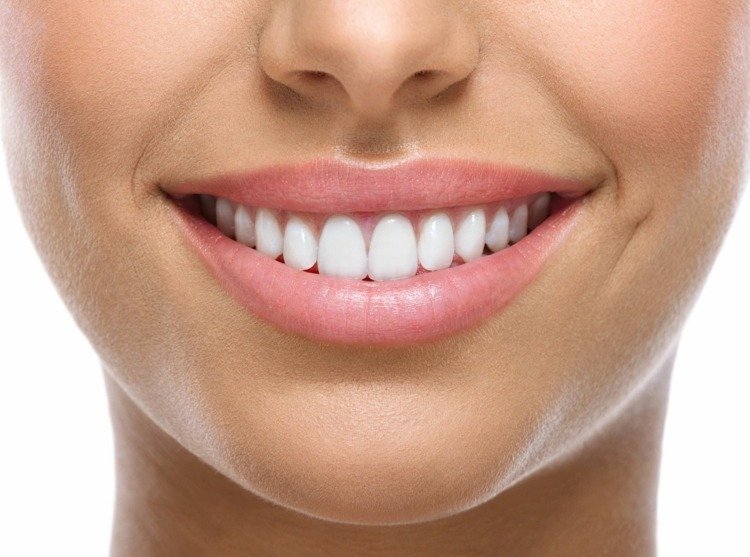 hvide tænder ung kvinde smil