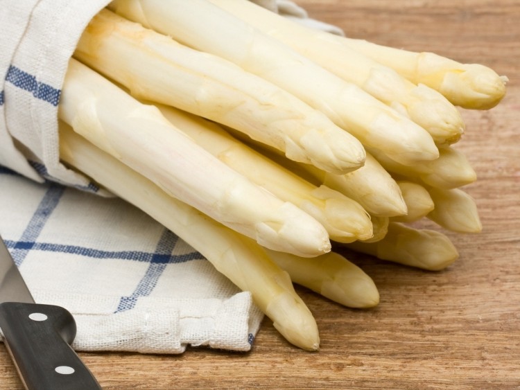 Voksende asparges -hvid-klud-kniv-madlavning-smag-skæring