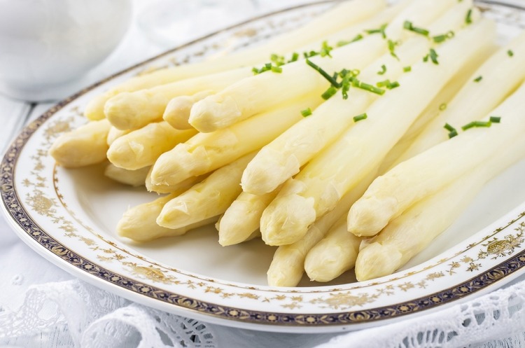 Voksende asparges -hvid-madlavnings-tallerken-lækker-smag-ret