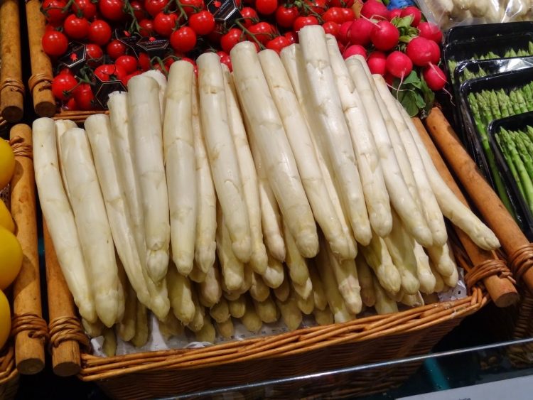 Voksende asparges -salg-på-markedet-hvide kurv-grøntsager-tomater