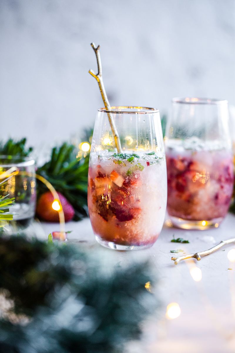 Jule cocktail med gin fest opskrift med litchi og ahornsirup