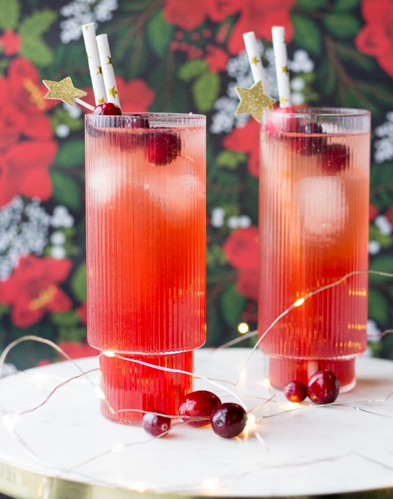 Forbereder en julecocktail med Campari -opskrifter til festlige julecocktails med alkohol