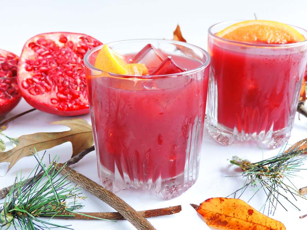 tilbered julecocktail med opskrifter af granatæble og appelsinsaft til festdrikke med alkohol