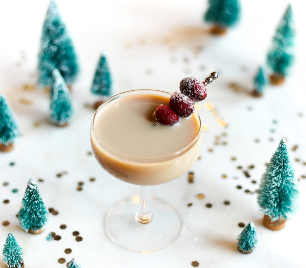 Forbered julecocktail med Baileys lækre festlige opskrift på festdrink