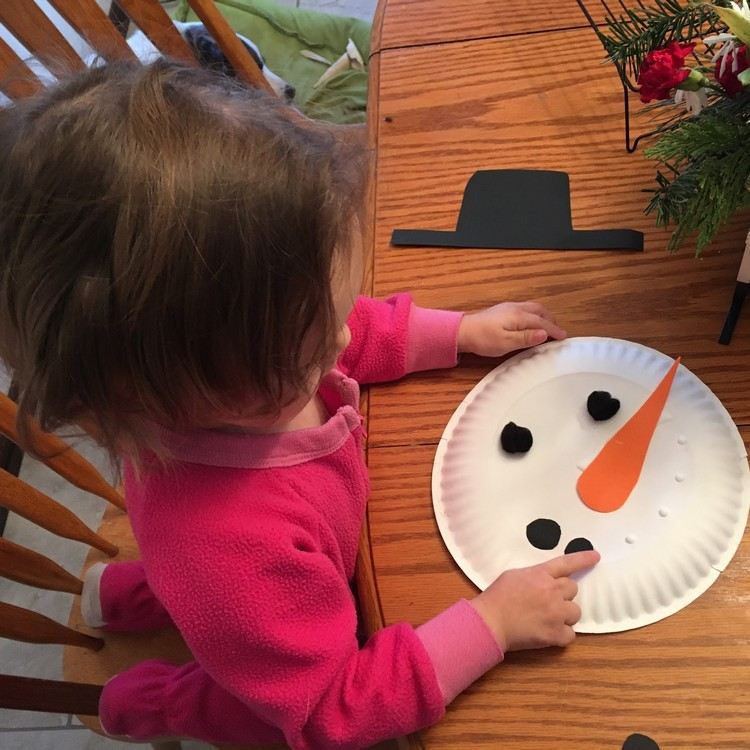 Julehåndværk småbørn med papirplade snemand