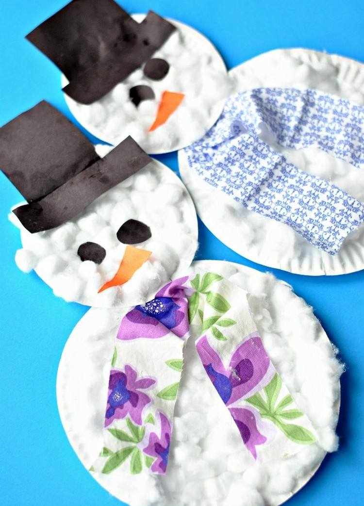 Papir tallerken snemand tinker med lille barn til jul