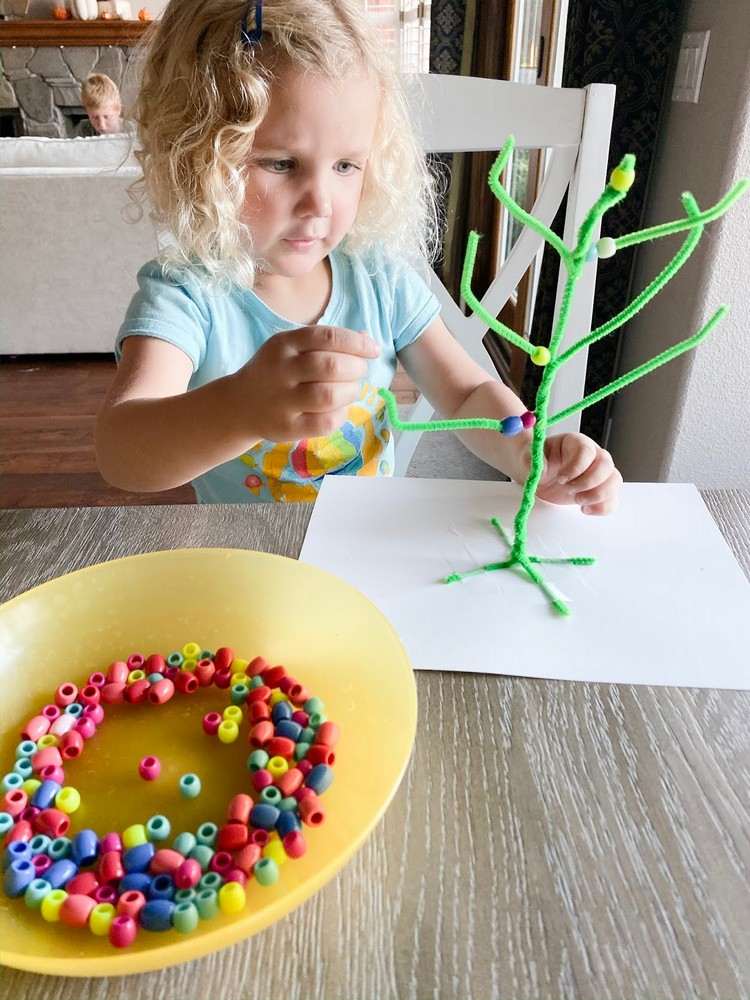 Tinker med småbørns juletræ lavet af rørrensere