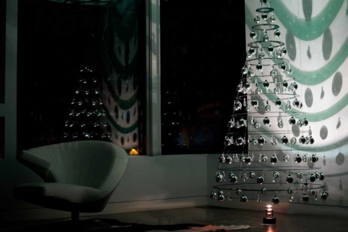 Kunstig-juletræ-design-lysekrone-hængende-sten-smykker-julekugler