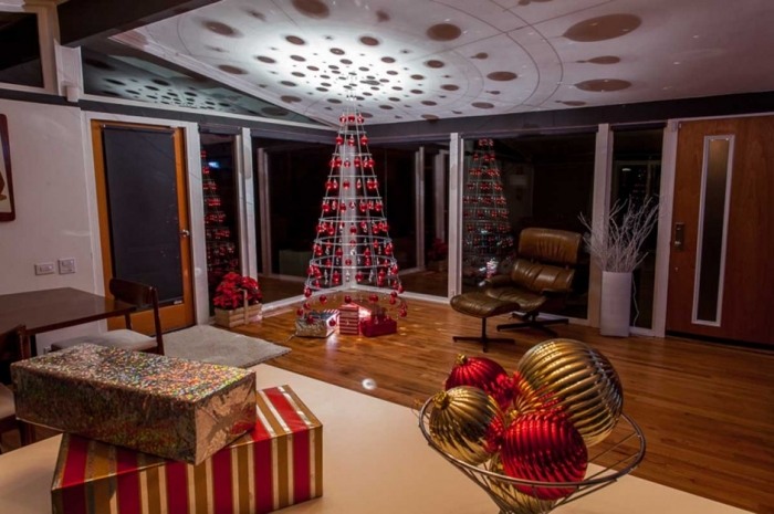 puristisk-gran-original-design-Lawrence-Bud-Stoecker-rød-juletræ-bolde