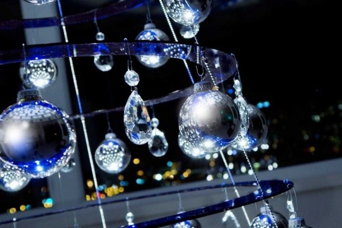 Juletræ-lavet-af-akryl-smykker-vedhæftede-spotlights-fra-nedenunder-dekoration-til-hjemmet