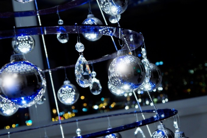 Moderne juletræ-kunstigt-sølv-blå-dekoreret-med-glanspynt