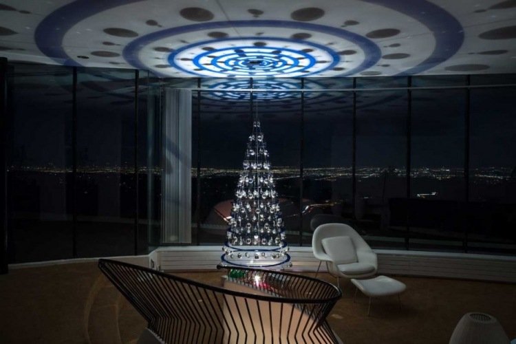 Juletræ-i-minimalistisk-design-dekoreret-lysekrone-krystalkugler