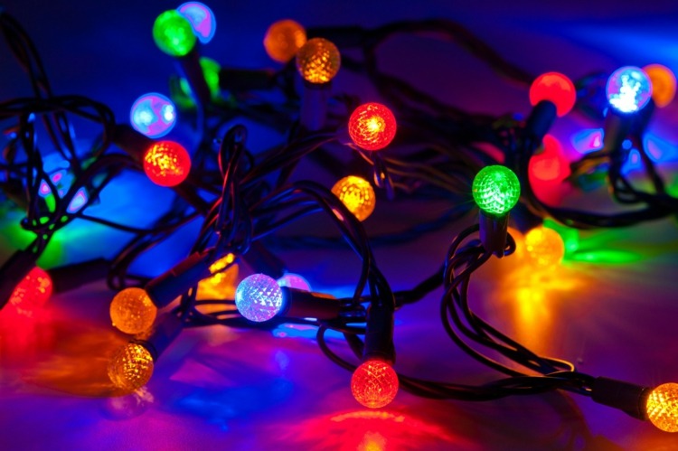 Juletræ dekorere eventyr lys tænder farverige bolde