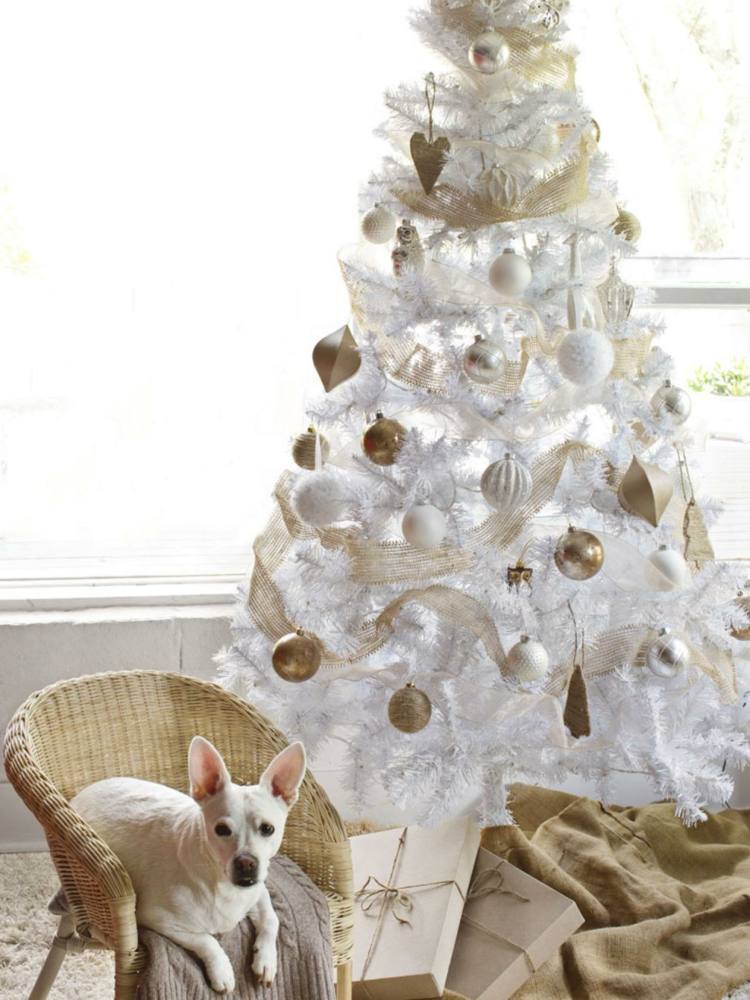 dekorere juletræet elegant hvidguld accenter vintage